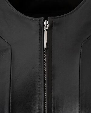 czarna kurtka skórzana damska z okrągłym kołnierzem i zamkiem błyskawicznym z przodu