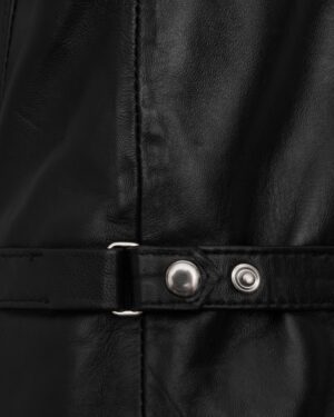 Czarna kurtka skórzana damska z paskiem i metalowymi detalami, idealna na zimowe dni
