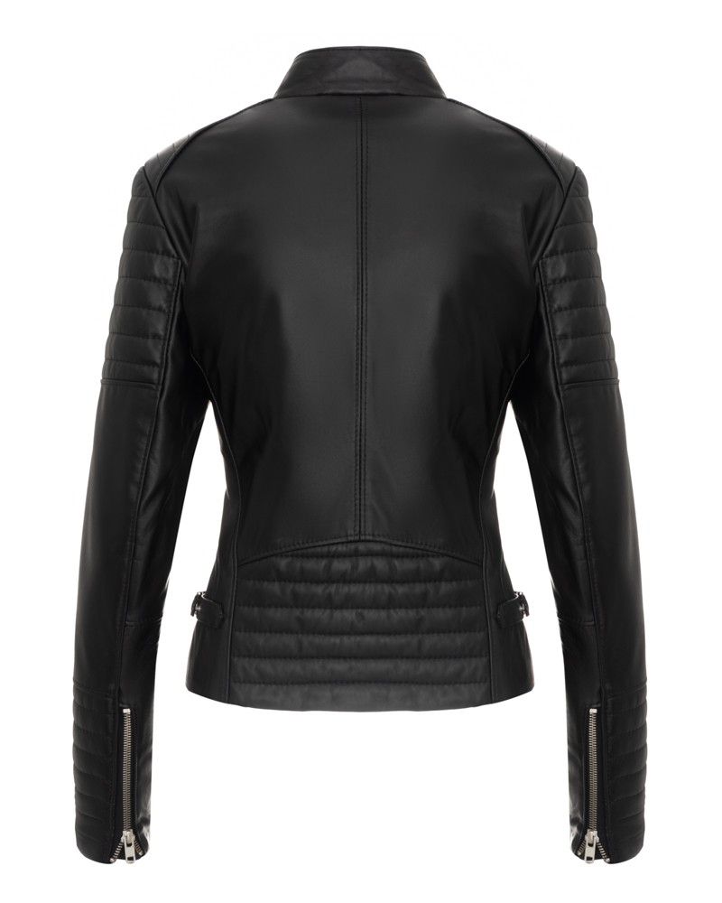 Czarna kurtka skórzana damska z pikowanymi rękawami i dopasowanym krojem, z zamkami na bokach
