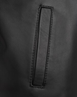 Kurtka skórzana męska w kolorze czarnym z ozdobnym przeszyciem i kieszenią na rękawie
