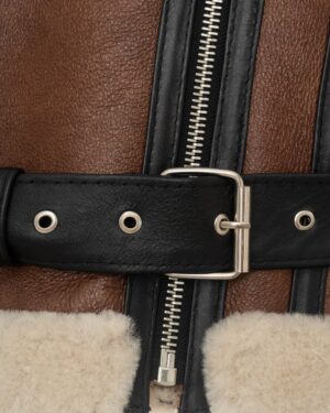 Kożuch damski w odcieniach brązu i czerni z futrzanym wykończeniem i metalowym zapięciem