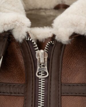 kożuch damski w brązowym kolorze z kołnierzem z futra i metalowym zamkiem błyskawicznym