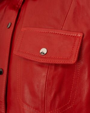 Czerwona kurtka skórzana damska z kieszeniami i metalowymi guzikami, idealna na zimowe dni