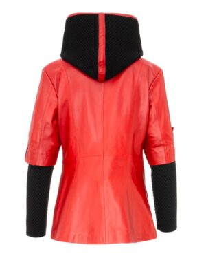 Kurtka skórzana damska w intensywnym czerwonym kolorze z czarnym kapturem i krótkimi rękawami