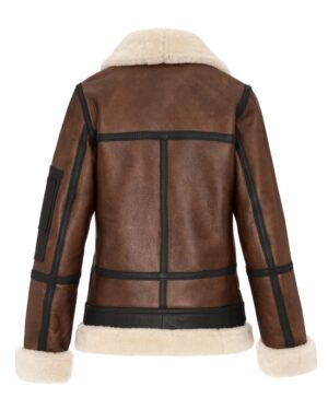 Kożuch damski w brązowym kolorze z białym futrem, z kontrastowymi przeszyciami i długimi rękawami