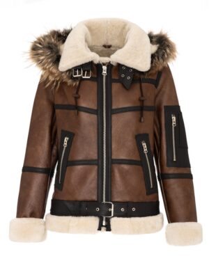Kożuch damski w brązowym kolorze z futrzanym kołnierzem, zamkiem i czarnymi detalami oraz paskiem w talii