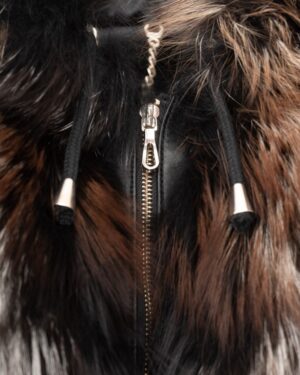 Płaszcz skórzany damski z brązowymi i czarnymi pasami, z metalowym zamkiem i sznurkiem do regulacji kaptura