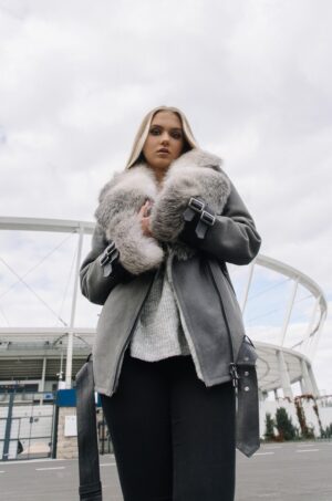 Kożuch damski w odcieniu szarości z futrzanym kołnierzem i zapięciem na guziki
