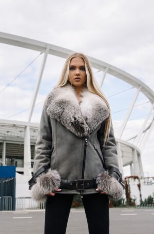 Kożuch damski w szarym kolorze z futrzanym kołnierzem i mankietami, zapinany na zamek z paskiem w talii