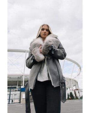 kożuch damski w szarym kolorze z futrzanym kołnierzem i zapięciem na zamek błyskawiczny