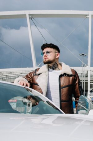 Męski kożuch w kolorze brązowym z białym futrem, z zamkiem i kieszeniami, idealny na zimowe dni