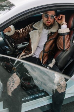 kożuch męski w brązowym kolorze z białym futrem, zapinany na zamek, z klasycznym kołnierzem i kieszeniami