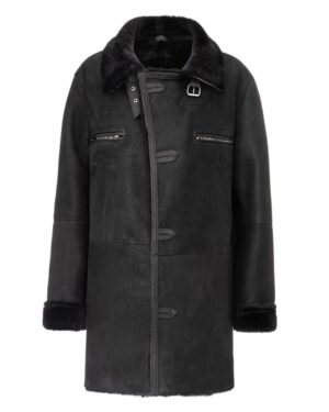 Czarny kożuch męski z szerokim kołnierzem, zapinany na klamrę i z kieszeniami na zamek