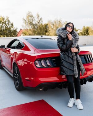 Płaszcz skórzany damski z futrzanym kołnierzem, idealna na zimowe dni, zestawiona z casualowymi spodniami i sneakersami