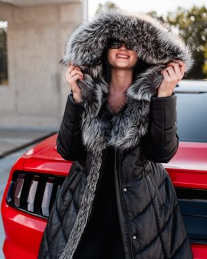 Płaszcz skórzany damski z futrzanym kapturem i pikowanym krojem, idealna na zimowe dni