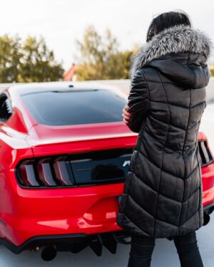 Płaszcz skórzany damski z kapturem i futrzanym kołnierzem, idealna na zimowe dni