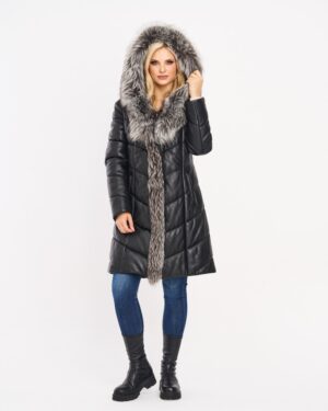 Płaszcz skórzany damski z futrzanym kapturem i ozdobnym paskiem przy dekolcie