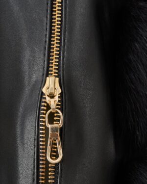 Kamizelka futrzana z ozdobnym złotym zamkiem i eleganckim wykończeniem kołnierza