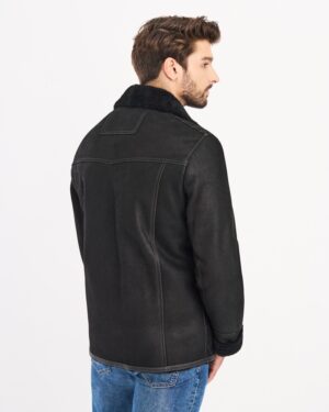 Czarny kożuch męski z miękkim kołnierzem i wykończeniem w stylu vintage, idealny na zimowe dni