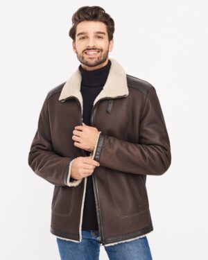 Kożuch męski w kolorze brązowym z futrzanym kołnierzem i eleganckim wykończeniem na rękawach