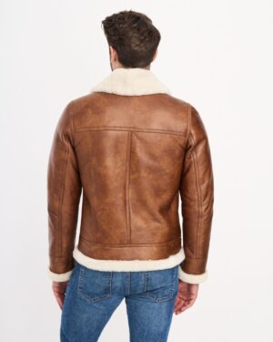 Kożuch męski w kolorze camelowym z białym futrzanym kołnierzem i mankietami