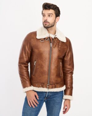 Kożuch męski w kolorze camel z futrzanym kołnierzem i paskiem w talii