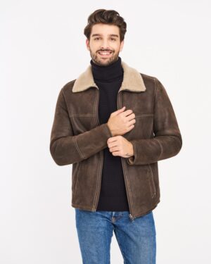 Męski kożuch w brązowym kolorze z kołnierzem z futra, idealny na zimowe dni