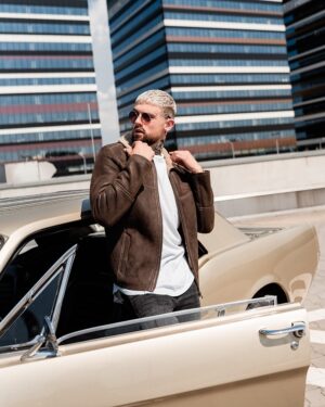 Męski kożuch w brązowym kolorze, z kołnierzem i wyrazistym krojem, idealny na zimowe dni