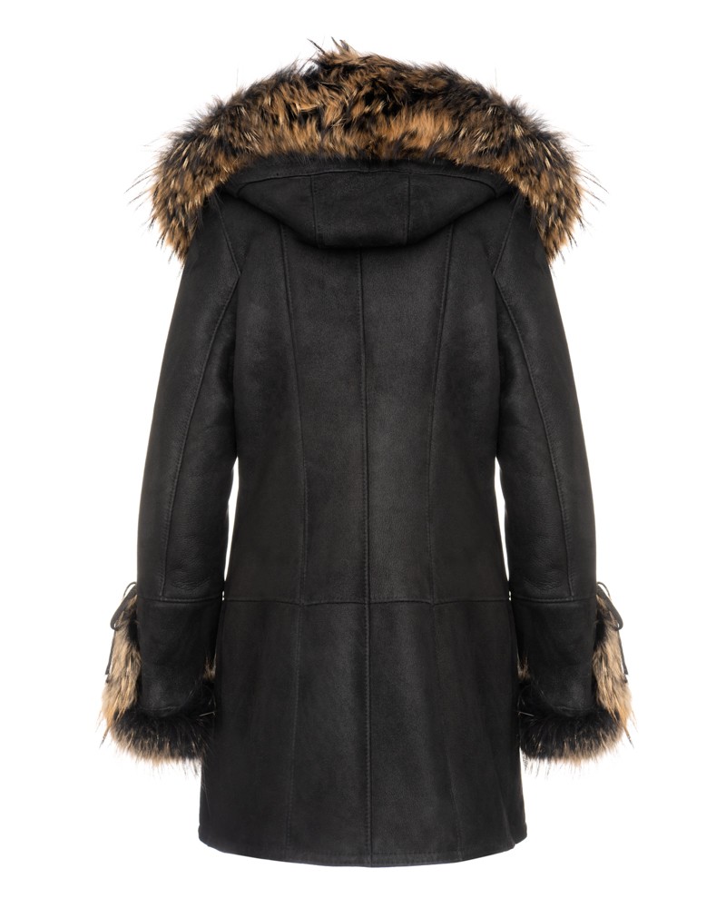 Czarny kożuch damski z kapturem, ozdobiony futrzanym wykończeniem przy rękawach i kołnierzu