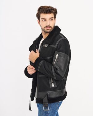 Kożuch męski w czarnym kolorze z futrzanym kołnierzem i metalowymi zapięciami na rękawach