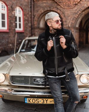 Kożuch męski z futrzanym kołnierzem i ozdobnymi zamkami, idealny na zimowe dni