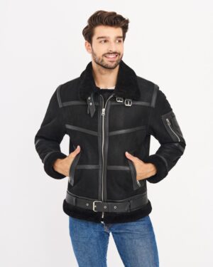 Kożuch męski w kolorze czarnym z szerokim kołnierzem, zamkiem i paskiem w talii, idealny na zimowe dni