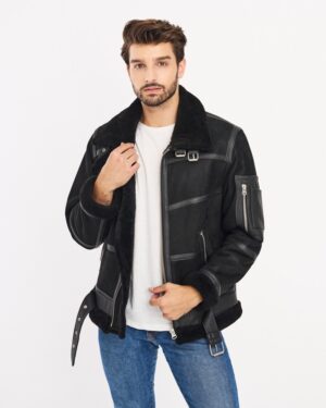 Czarny kożuch męski z szerokim kołnierzem, zapinany na zamek, z dodatkowymi kieszeniami i paskiem w talii