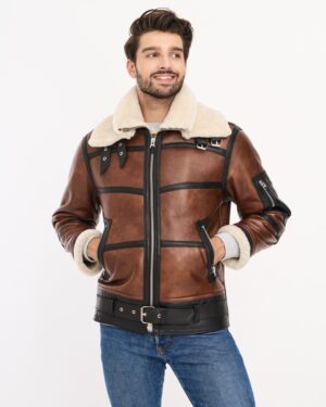 Kożuch męski w brązowym kolorze z futrzanym kołnierzem i paskiem w talii