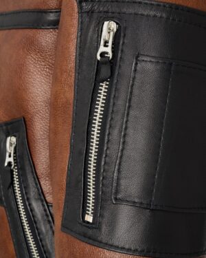 Kożuch męski z czarnymi detalami i zamkami błyskawicznymi na rękawach