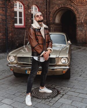 Męski kożuch w brązowym kolorze z futrzanym kołnierzem, idealny na zimowe dni