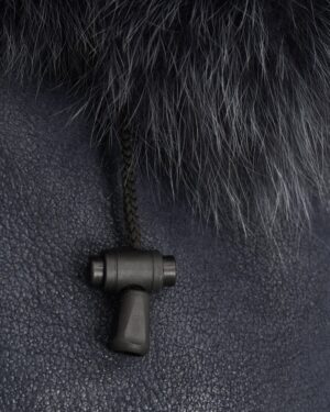 Czarny kożuch damski z futrzanym kołnierzem i regulowanym sznurkiem, idealny na zimowe dni