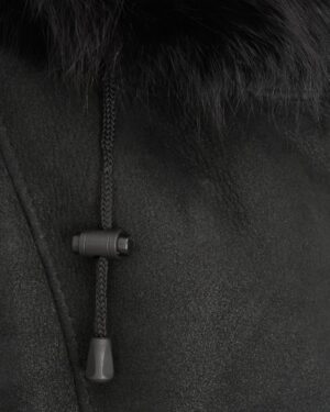 Czarny kożuch damski z futrzanym kołnierzem i regulowanym sznurkiem w dolnej części
