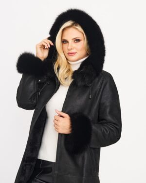 Czarny kożuch damski z futrzanym kapturem i mankietami, elegancki krój z regulowanym ściągaczem