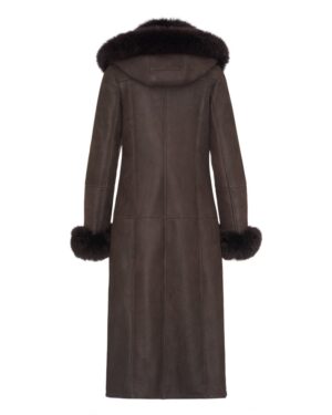 Damski kożuch w kolorze brązowym z kapturem i futrzanymi mankietami, elegancki krój na zimowe dni