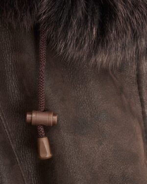 Kożuch damski w odcieniu brązu z futrzanym kołnierzem i regulowanym sznurkiem przy kapturze