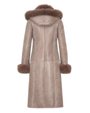 Kożuch damski w jasnym odcieniu beżu z futrzanym kapturem i mankietami, długi krój idealny na zimę