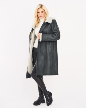 Kożuch damski w ciemnoszarym kolorze z kołnierzem z futra, prosty krój, zapięcie na guziki i kieszenie