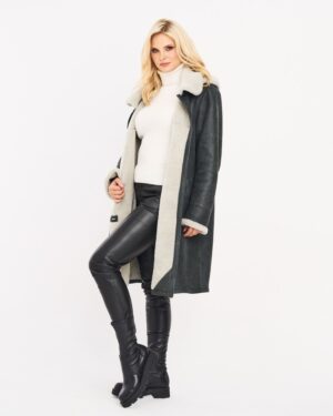 Kożuch damski w ciemnym odcieniu z szerokim kołnierzem i miękkim wykończeniem, idealny na zimowe dni