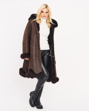 Kożuch damski w ciemnym brązowym kolorze z futrzanym kołnierzem i mankietami, luźny krój, idealny na zimę