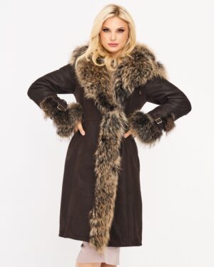Kożuch damski w kolorze ciemnobrązowym z futrzanym kołnierzem i rękawami, z paskiem w talii