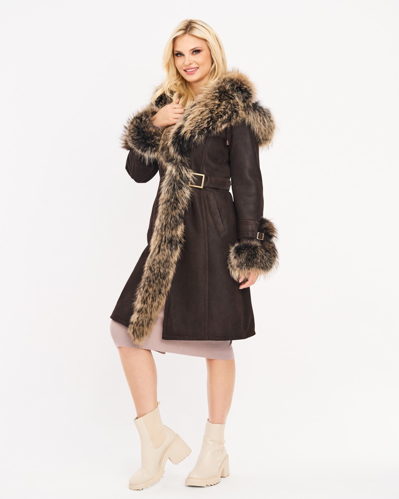 Kożuch damski w kolorze brązowym z futrzanym kołnierzem i paskiem w talii, idealny na zimowe dni