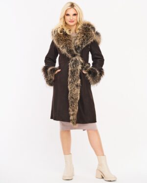 Kożuch damski w brązowym kolorze z futrzanym kołnierzem i rękawami, z paskiem w talii