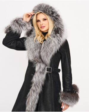 Kożuch damski w kolorze czarnym z futrzanym kapturem i dekoracyjnym paskiem w talii