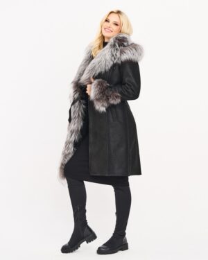 Czarny kożuch damski z szerokim futrzanym kołnierzem i rękawami, idealny na zimowe dni